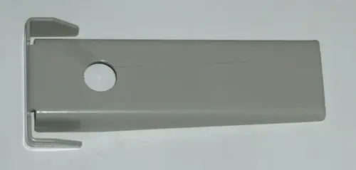 Grauer Installationsfuß mit einer Aussparung und seitlichen Halterungen, geeignet für die Montage von Daikin Produkten wie der Altherma-Serie.